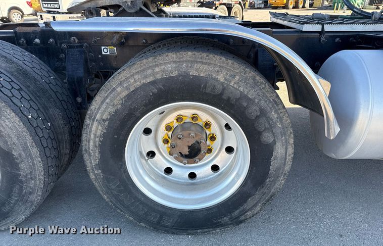 image for item ED5556 2016 Peterbilt 389 semi truck