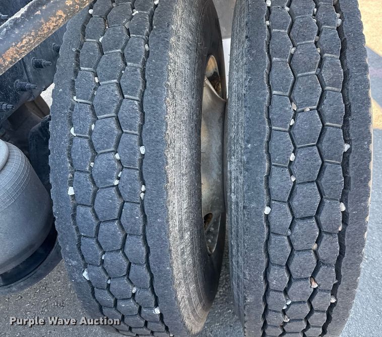 image for item ED5556 2016 Peterbilt 389 semi truck