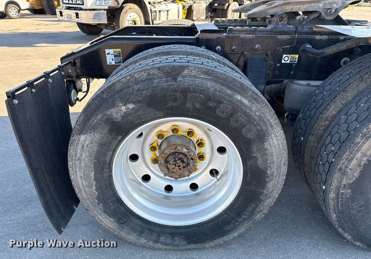 image for item ED5556 2016 Peterbilt 389 semi truck