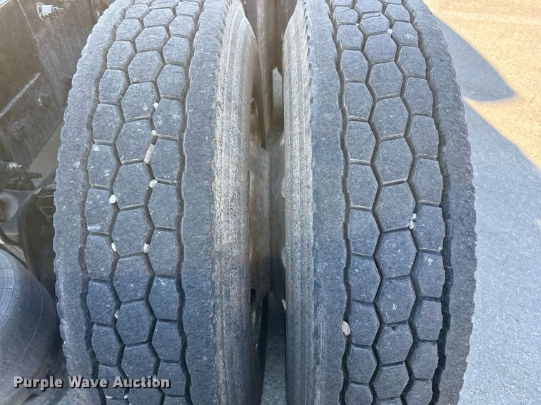 image for item ED5556 2016 Peterbilt 389 semi truck