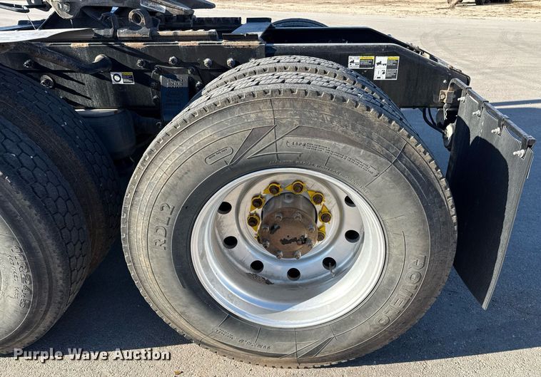 image for item ED5556 2016 Peterbilt 389 semi truck