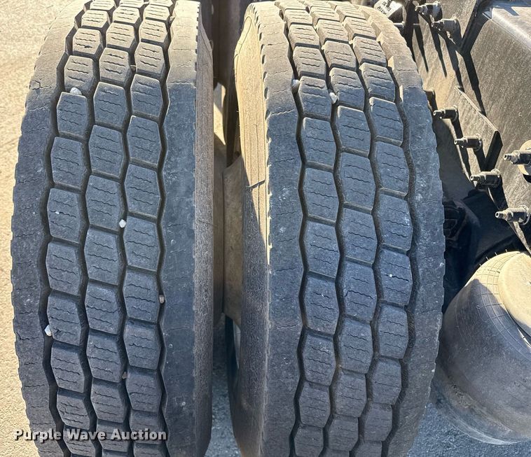 image for item ED5556 2016 Peterbilt 389 semi truck