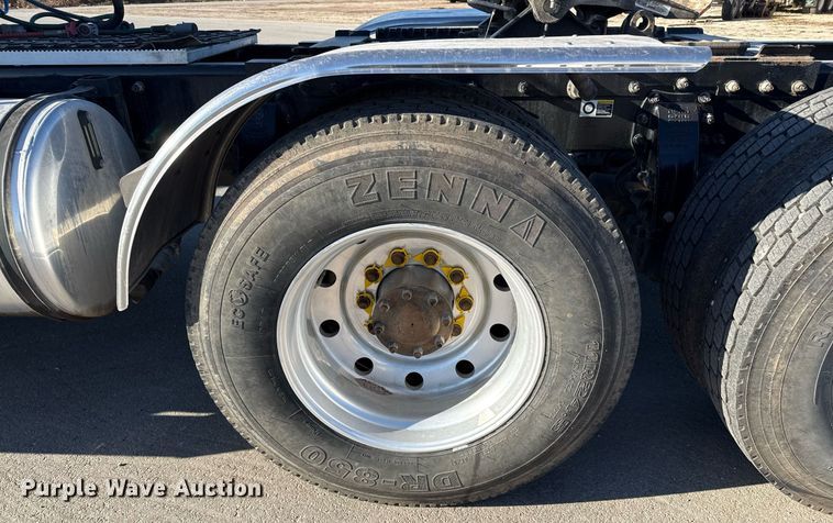 image for item ED5556 2016 Peterbilt 389 semi truck