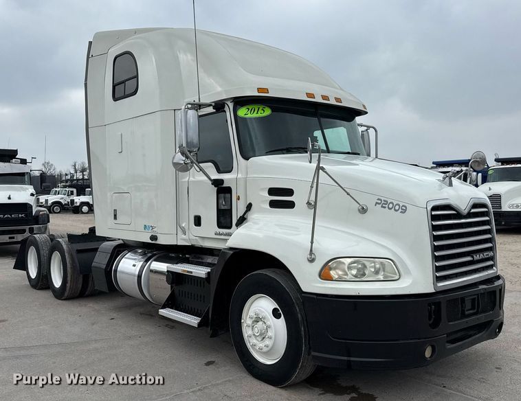 image for item ED5561 2015 Mack CXU613 semi truck