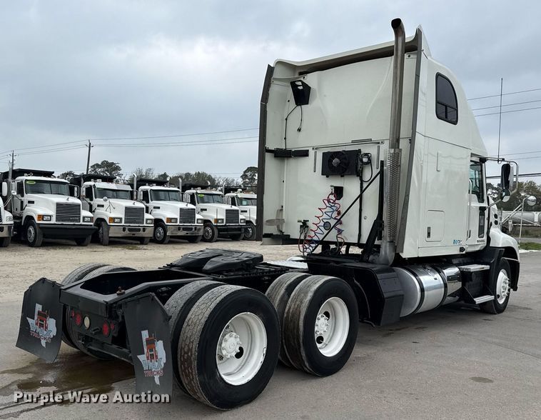 image for item ED5561 2015 Mack CXU613 semi truck