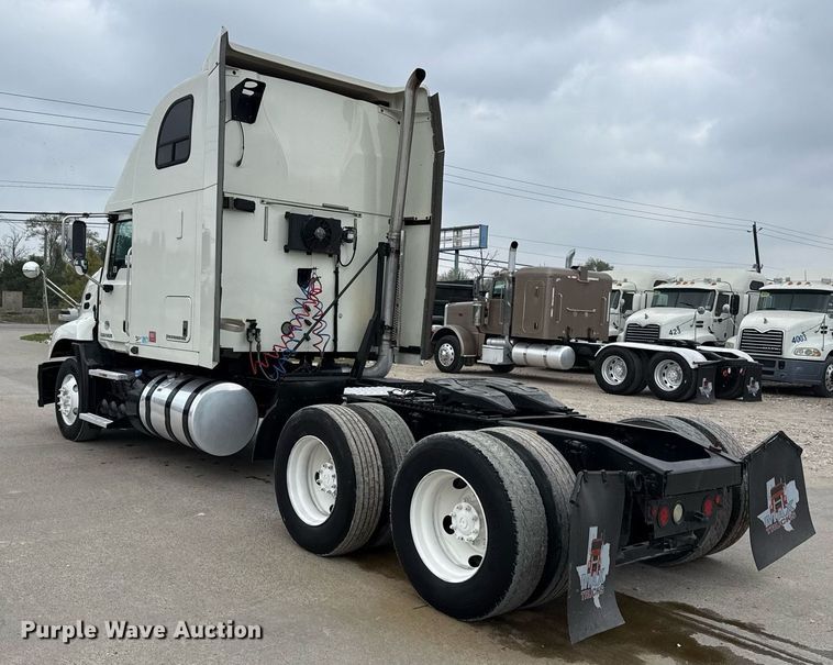 image for item ED5561 2015 Mack CXU613 semi truck