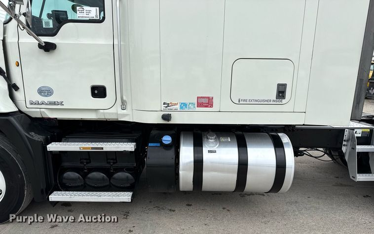 image for item ED5561 2015 Mack CXU613 semi truck