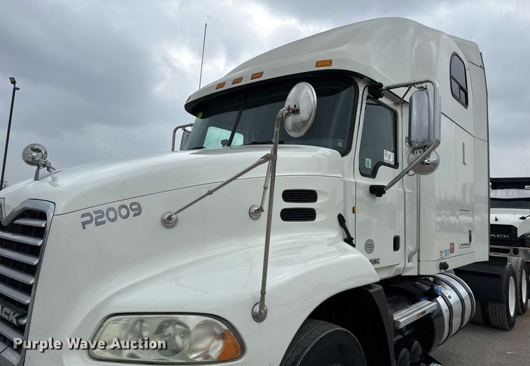 image for item ED5561 2015 Mack CXU613 semi truck