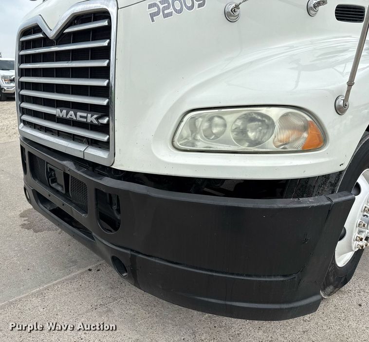 image for item ED5561 2015 Mack CXU613 semi truck