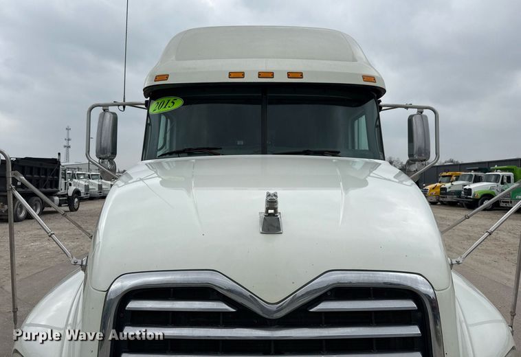 image for item ED5561 2015 Mack CXU613 semi truck
