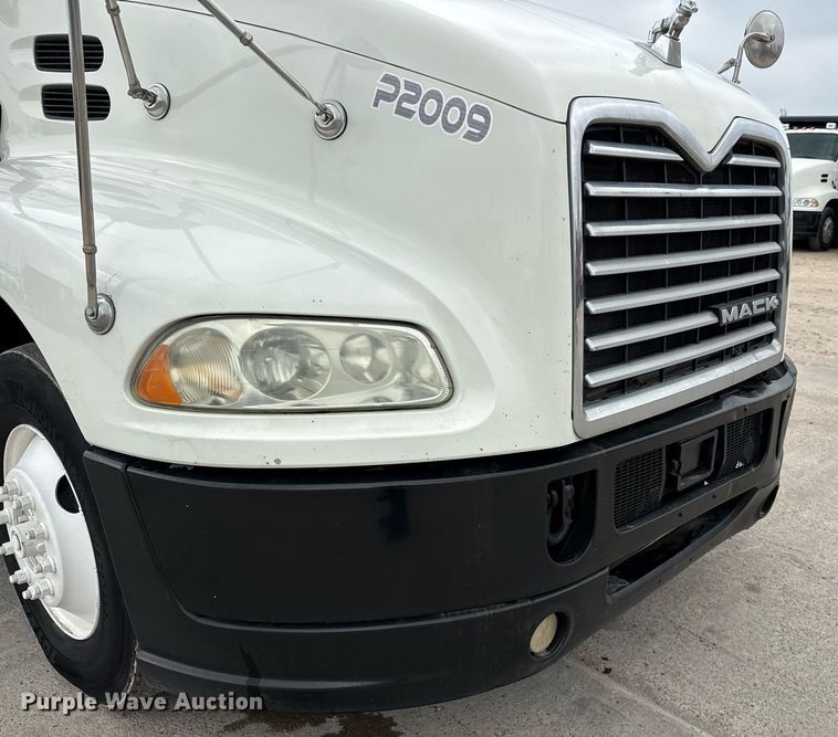 image for item ED5561 2015 Mack CXU613 semi truck