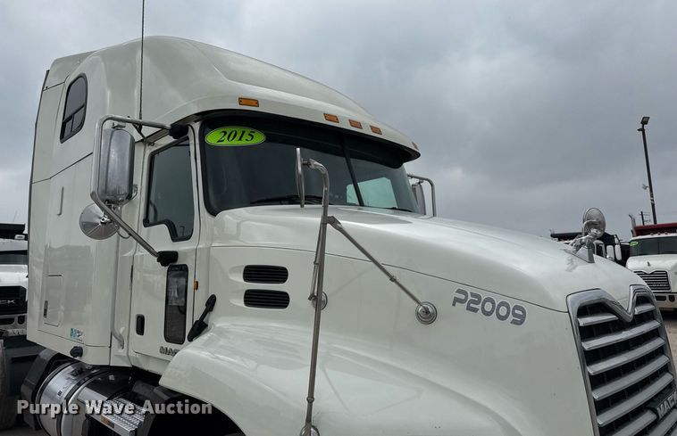 image for item ED5561 2015 Mack CXU613 semi truck