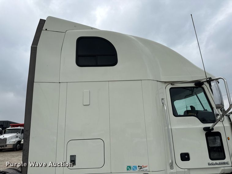 image for item ED5561 2015 Mack CXU613 semi truck