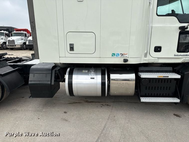 image for item ED5561 2015 Mack CXU613 semi truck