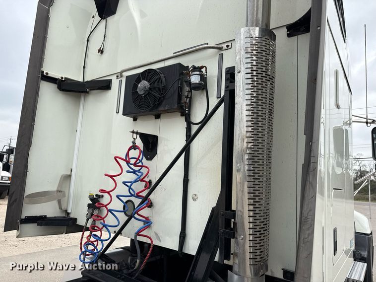 image for item ED5561 2015 Mack CXU613 semi truck