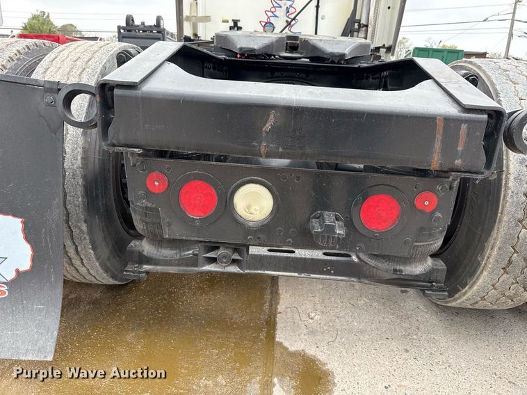 image for item ED5561 2015 Mack CXU613 semi truck