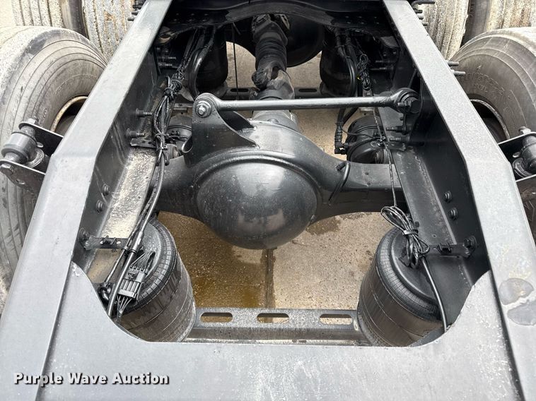 image for item ED5561 2015 Mack CXU613 semi truck