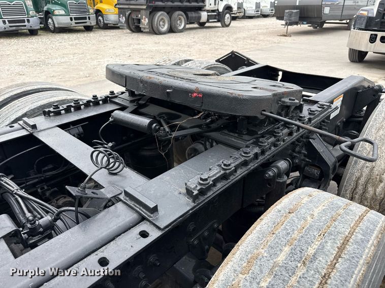 image for item ED5561 2015 Mack CXU613 semi truck