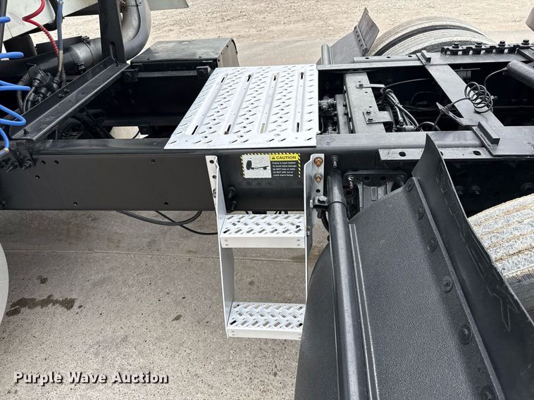 image for item ED5561 2015 Mack CXU613 semi truck