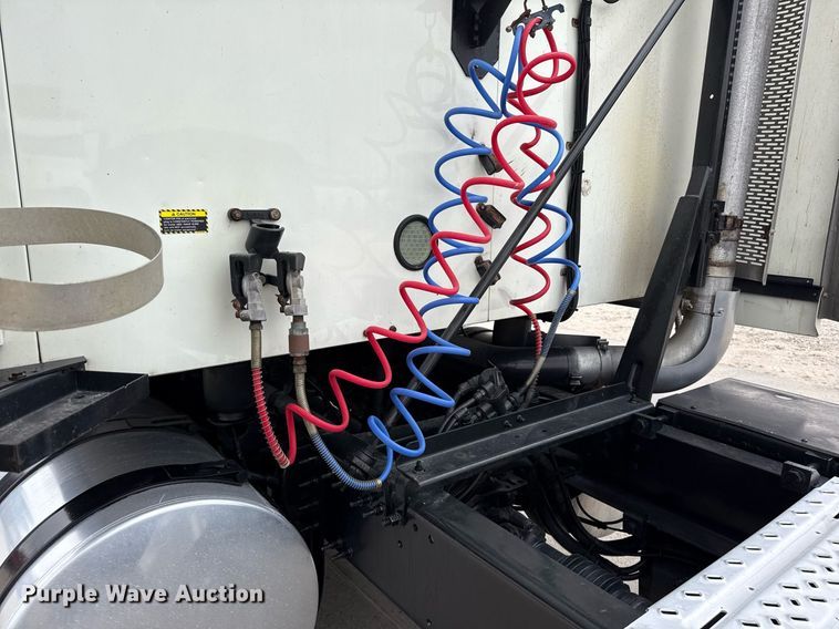 image for item ED5561 2015 Mack CXU613 semi truck