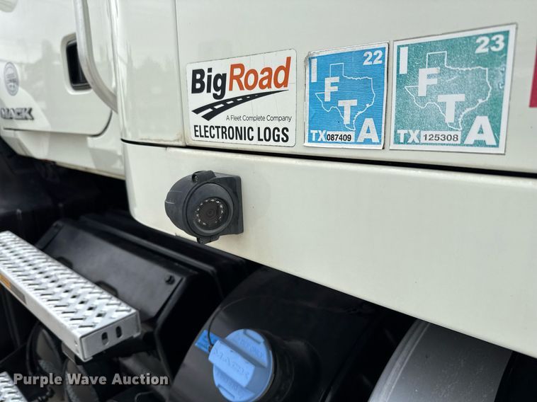 image for item ED5561 2015 Mack CXU613 semi truck