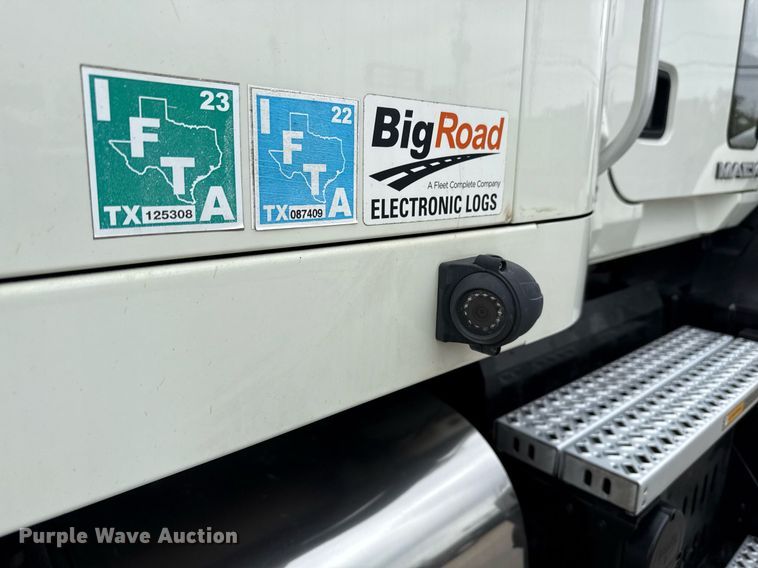 image for item ED5561 2015 Mack CXU613 semi truck