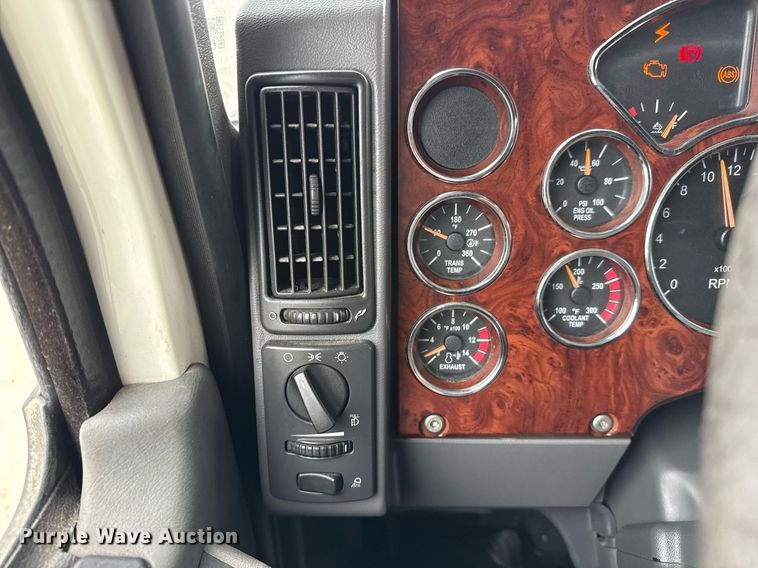 image for item ED5561 2015 Mack CXU613 semi truck