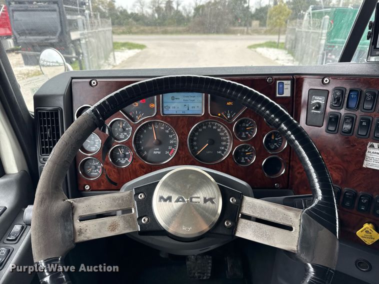 image for item ED5561 2015 Mack CXU613 semi truck