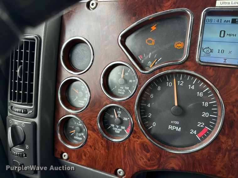 image for item ED5561 2015 Mack CXU613 semi truck