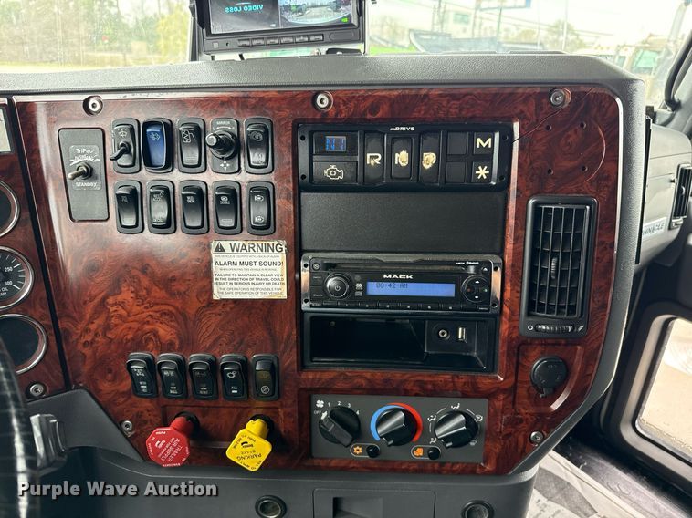 image for item ED5561 2015 Mack CXU613 semi truck