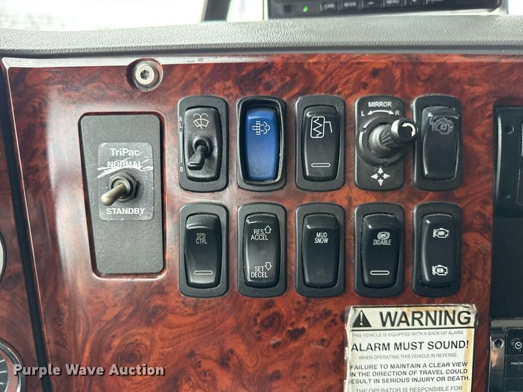 image for item ED5561 2015 Mack CXU613 semi truck