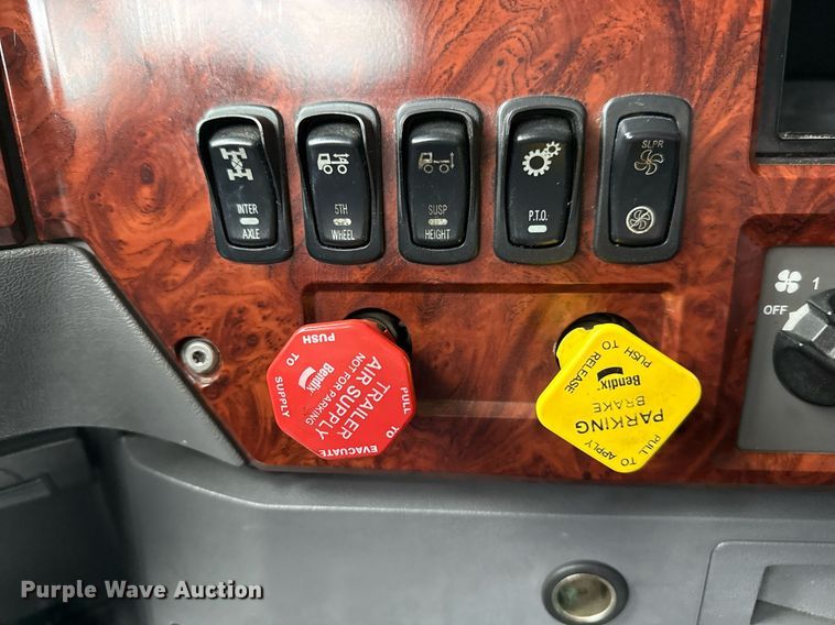 image for item ED5561 2015 Mack CXU613 semi truck