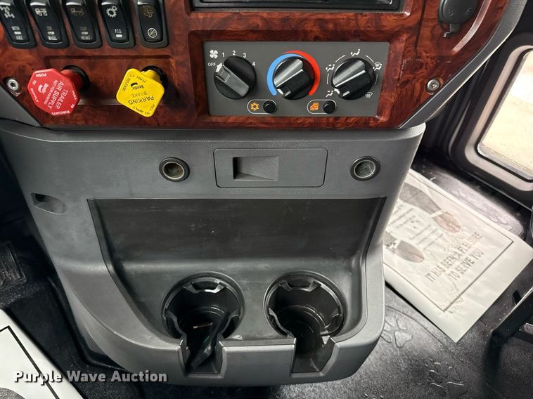 image for item ED5561 2015 Mack CXU613 semi truck