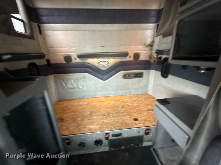 image for item ED5561 2015 Mack CXU613 semi truck