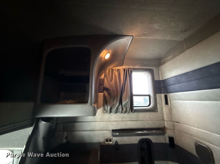 image for item ED5561 2015 Mack CXU613 semi truck