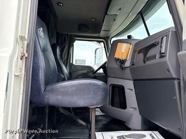 image for item ED5561 2015 Mack CXU613 semi truck