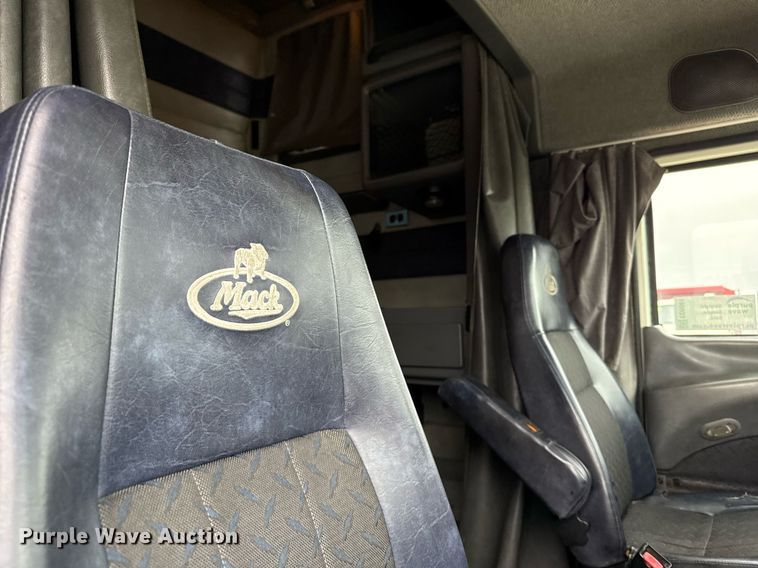 image for item ED5561 2015 Mack CXU613 semi truck