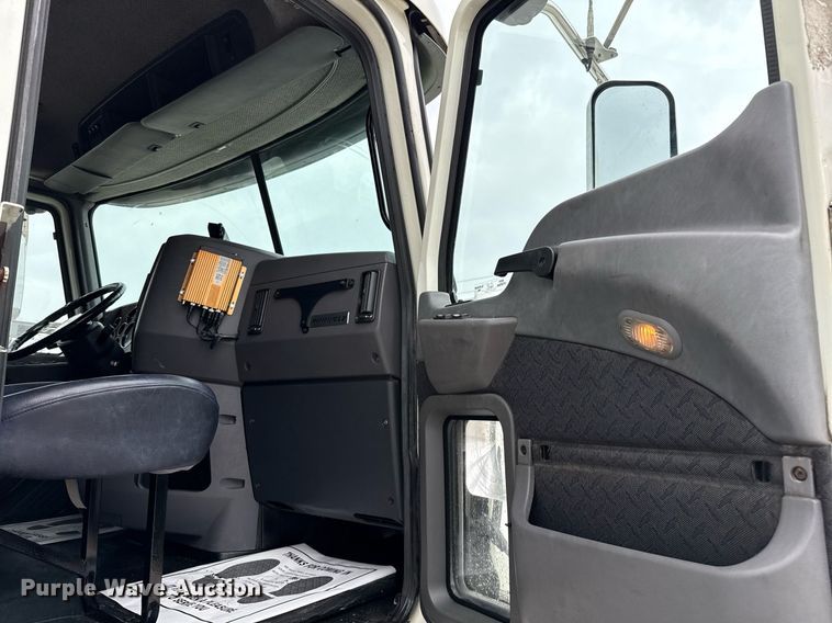 image for item ED5561 2015 Mack CXU613 semi truck