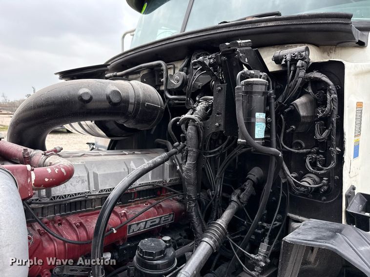 image for item ED5561 2015 Mack CXU613 semi truck