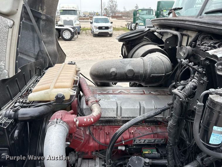 image for item ED5561 2015 Mack CXU613 semi truck