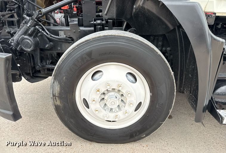 image for item ED5561 2015 Mack CXU613 semi truck