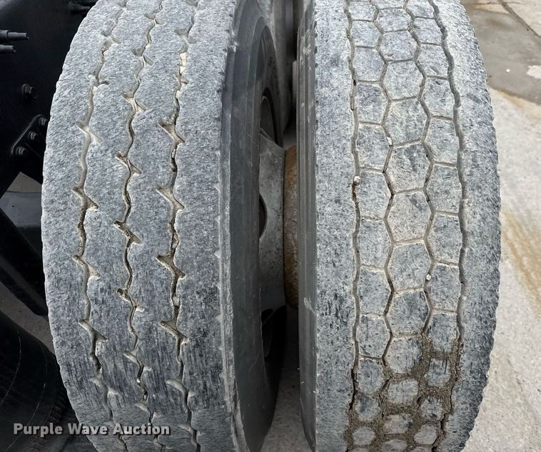 image for item ED5561 2015 Mack CXU613 semi truck