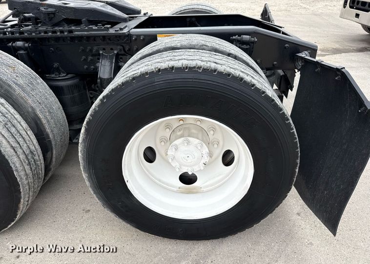 image for item ED5561 2015 Mack CXU613 semi truck