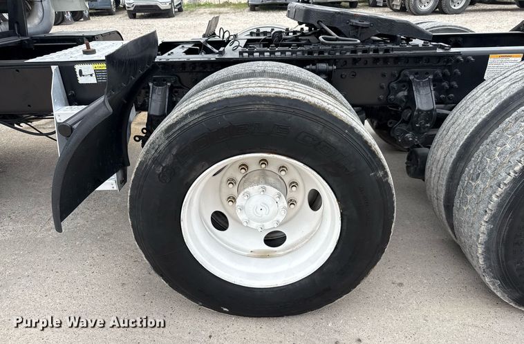 image for item ED5561 2015 Mack CXU613 semi truck