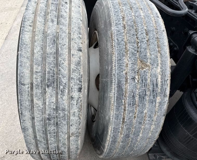 image for item ED5561 2015 Mack CXU613 semi truck