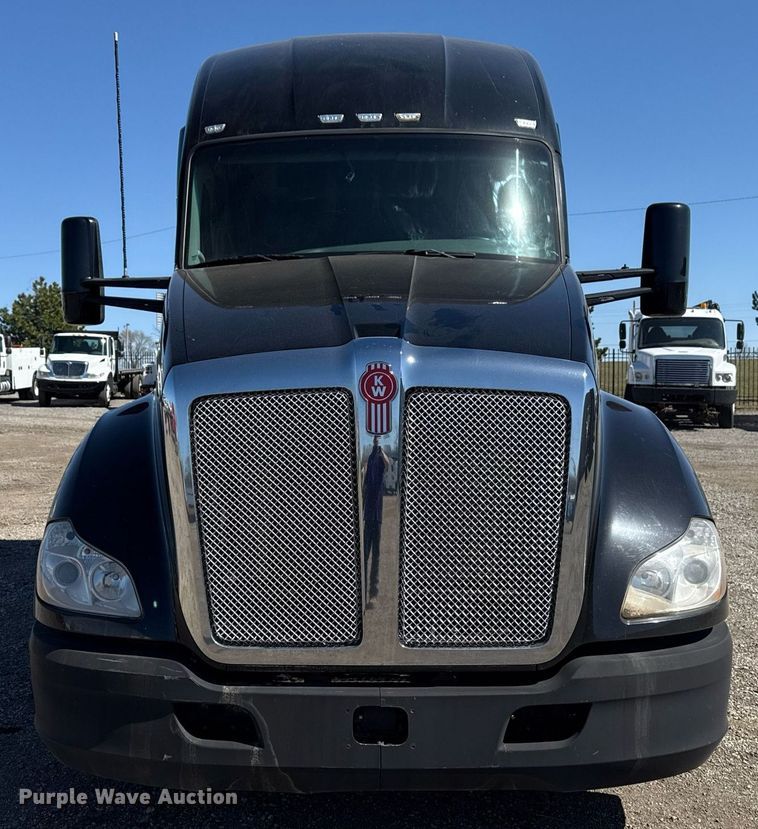 image for item EG2623 2019 Kenworth T680 semi truck