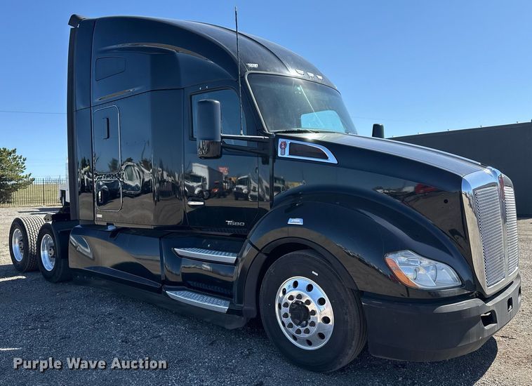 image for item EG2623 2019 Kenworth T680 semi truck