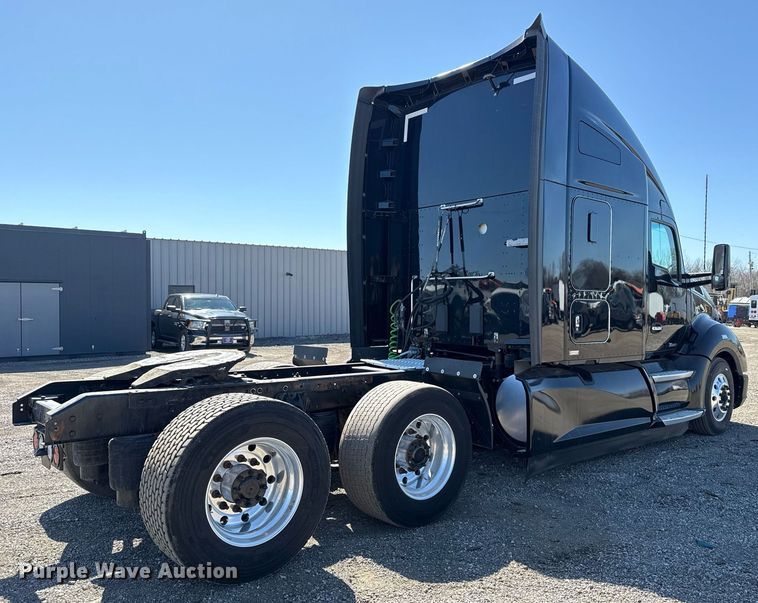 image for item EG2623 2019 Kenworth T680 semi truck