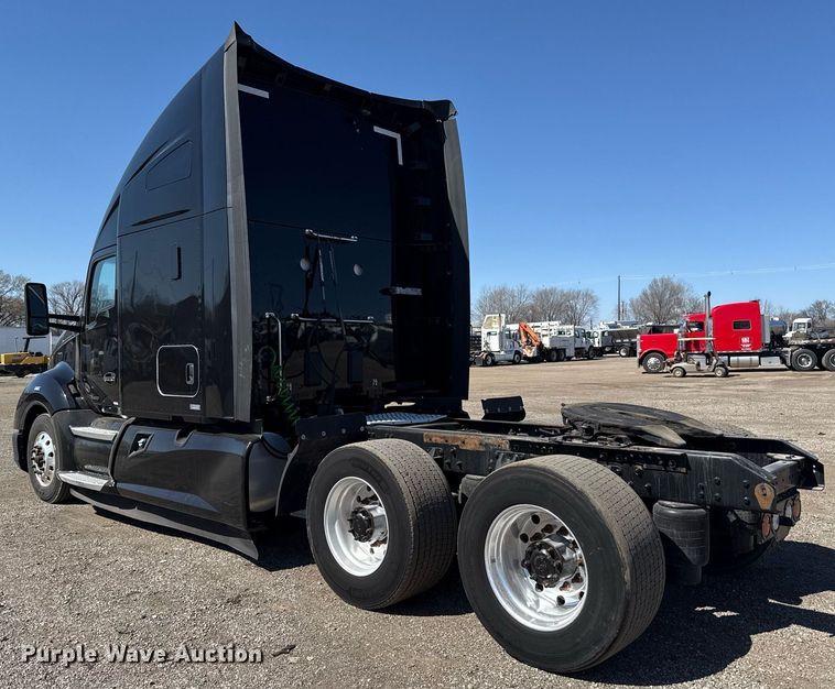 image for item EG2623 2019 Kenworth T680 semi truck