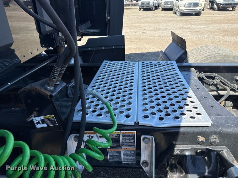 image for item EG2623 2019 Kenworth T680 semi truck